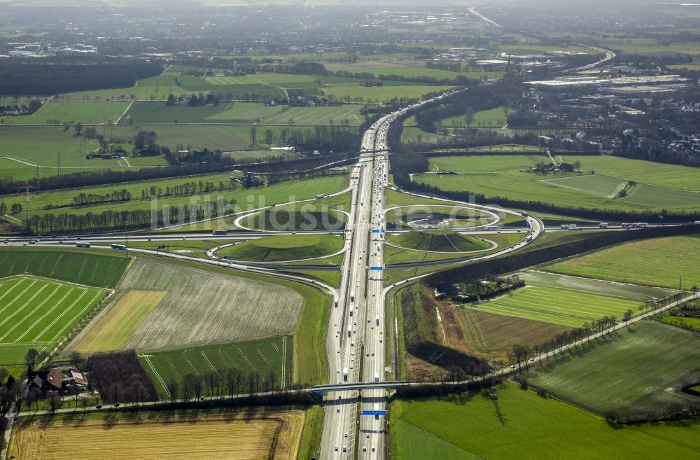 Kamen aus der Vogelperspektive: Autobahnkreuz der Bundes- Autobahn BAB A2 A1 E35 E37 am Kamener Kreuz im Nordosten des Ruhrgebietes bei Kamen in Nordrhein-Westfalen