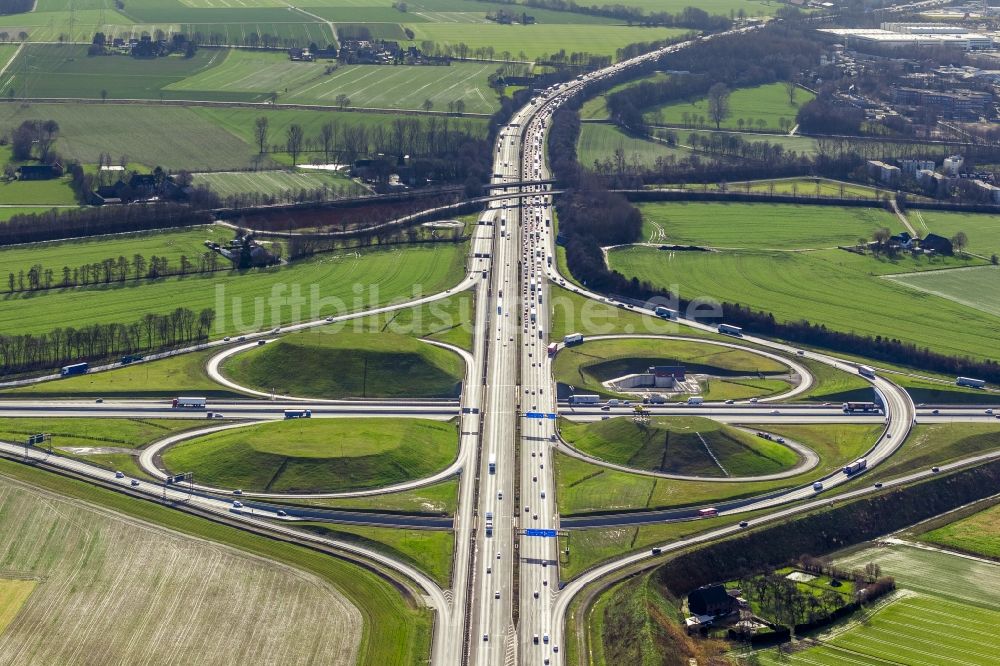 Luftbild Kamen - Autobahnkreuz der Bundes- Autobahn BAB A2 A1 E35 E37 am Kamener Kreuz im Nordosten des Ruhrgebietes bei Kamen in Nordrhein-Westfalen