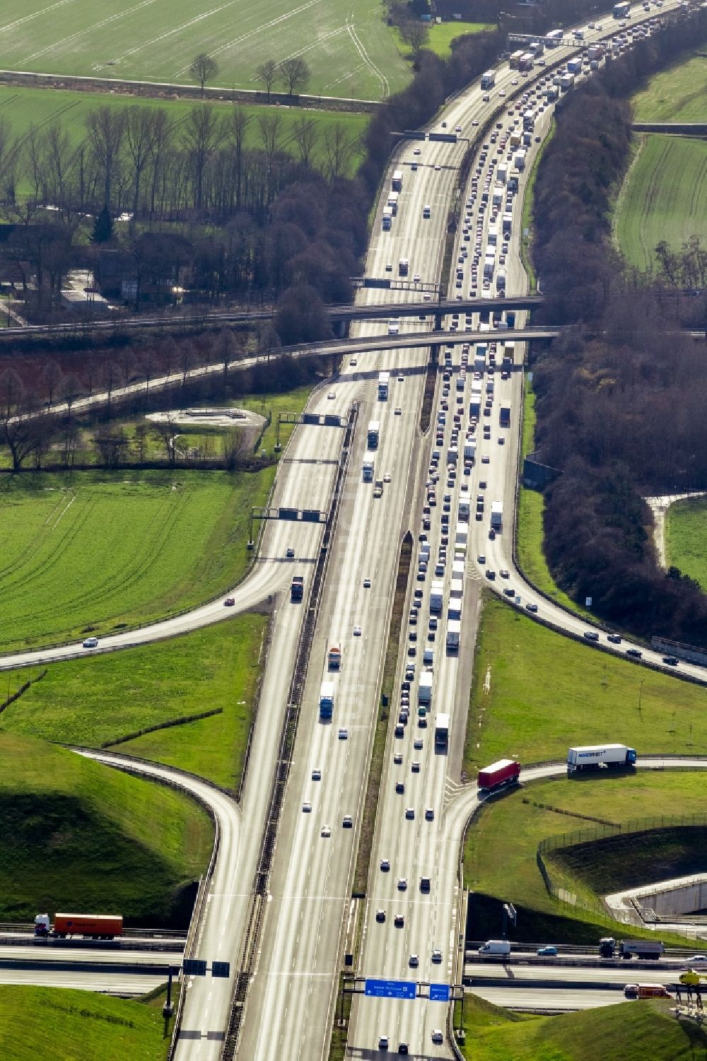 Luftaufnahme Kamen - Autobahnkreuz der Bundes- Autobahn BAB A2 A1 E35 E37 am Kamener Kreuz im Nordosten des Ruhrgebietes bei Kamen in Nordrhein-Westfalen