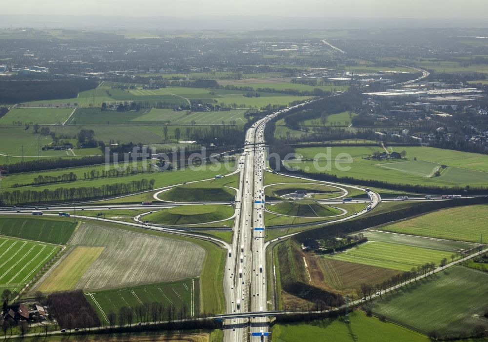 Kamen von oben - Autobahnkreuz der Bundes- Autobahn BAB A2 A1 E35 E37 am Kamener Kreuz im Nordosten des Ruhrgebietes bei Kamen in Nordrhein-Westfalen