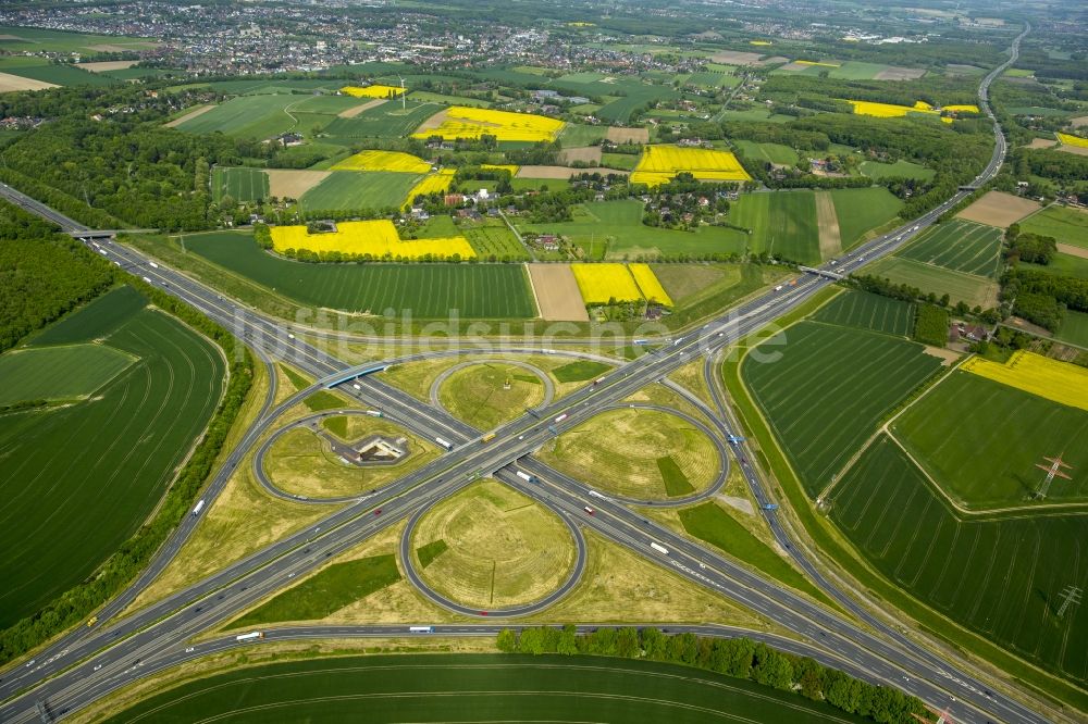 Kamen aus der Vogelperspektive: Autobahnkreuz der Bundes- Autobahn BAB A2 A1 E35 E37 am Kamener Kreuz im Nordosten des Ruhrgebietes bei Kamen in Nordrhein-Westfalen