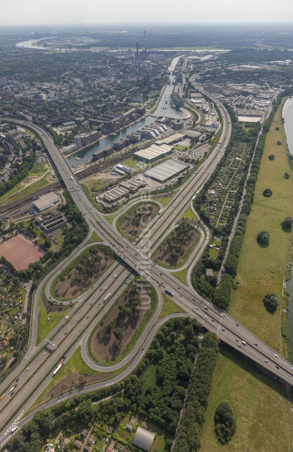 Duisburg von oben - Autobahnkreuz der Bundes- Autobahn BAB A59 und A40 / E34 am Ruhrdeich in Duisburg im Bundesland Nordrhein-Westfalen