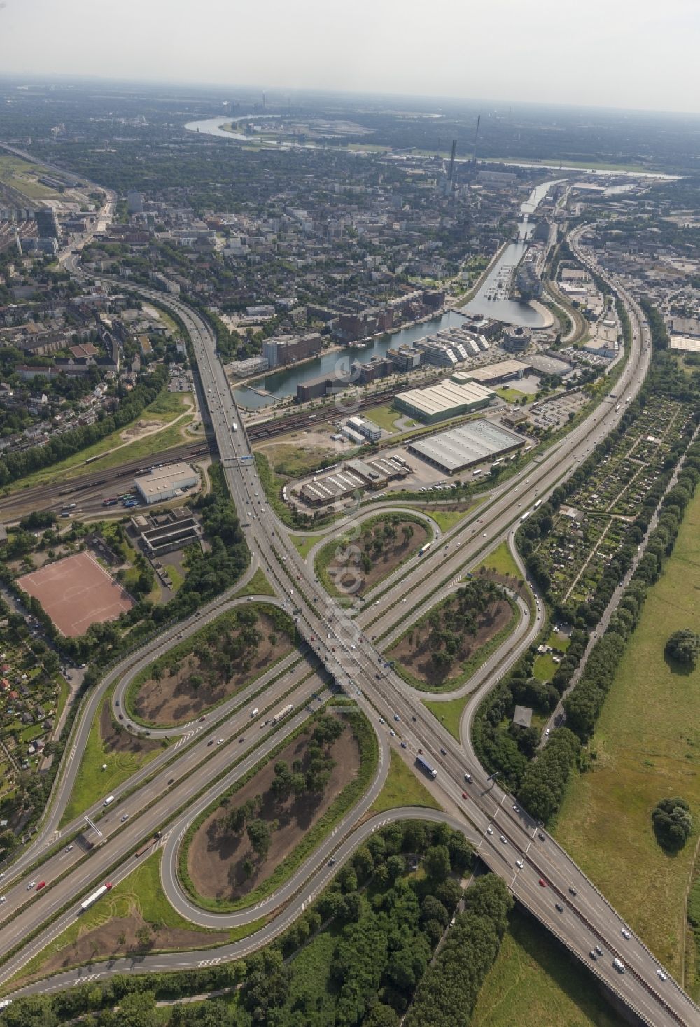 Duisburg aus der Vogelperspektive: Autobahnkreuz der Bundes- Autobahn BAB A59 und A40 / E34 am Ruhrdeich in Duisburg im Bundesland Nordrhein-Westfalen