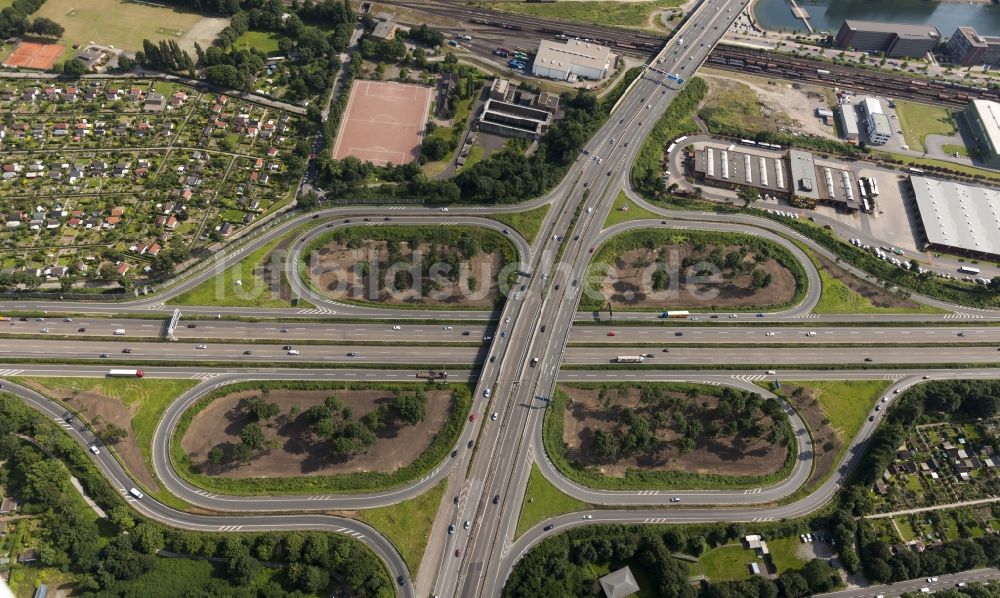 Luftbild Duisburg - Autobahnkreuz der Bundes- Autobahn BAB A59 und A40 / E34 am Ruhrdeich in Duisburg im Bundesland Nordrhein-Westfalen