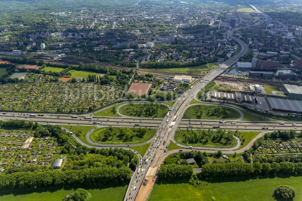 Duisburg aus der Vogelperspektive: Autobahnkreuz der Bundesautobahn BAB A40 und A59 - E34 bei Duisburg im Ruhrgebiet in Nordrhein-Westfalen