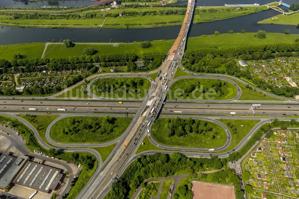 Duisburg von oben - Autobahnkreuz der Bundesautobahn BAB A40 und A59 - E34 bei Duisburg im Ruhrgebiet in Nordrhein-Westfalen