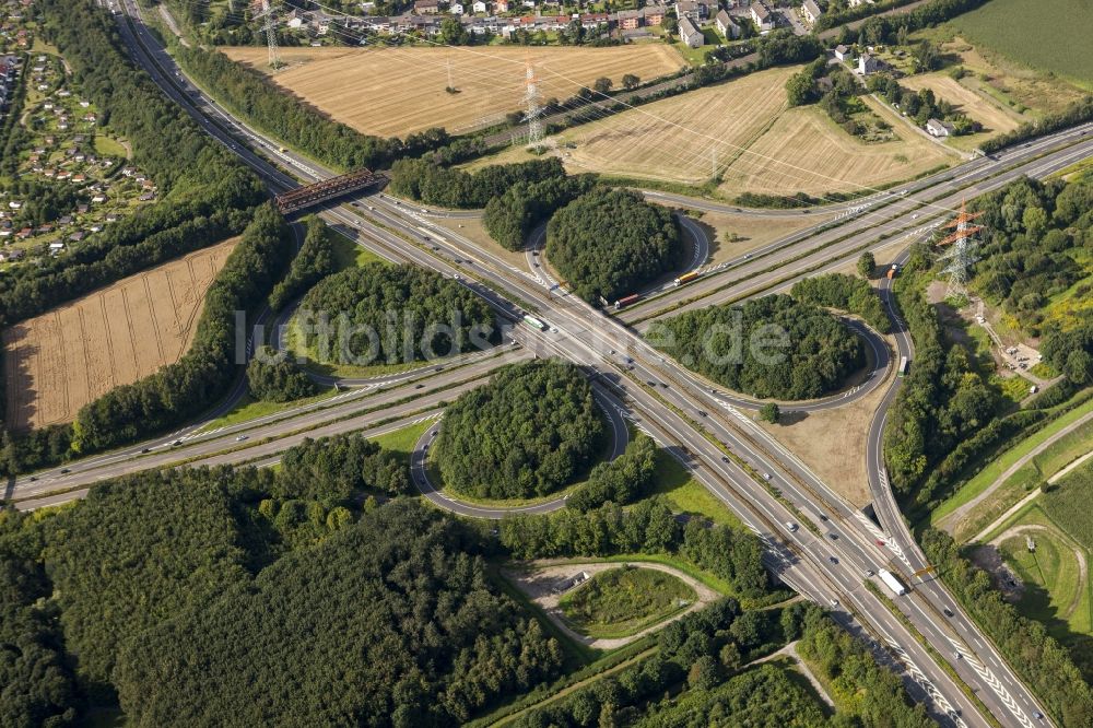 Duisburg aus der Vogelperspektive: Autobahnkreuz Dortmund Hafen der Bundes- Autobahn BAB A45 / E41 in Duisburg im Bundesland Nordrhein-Westfalen