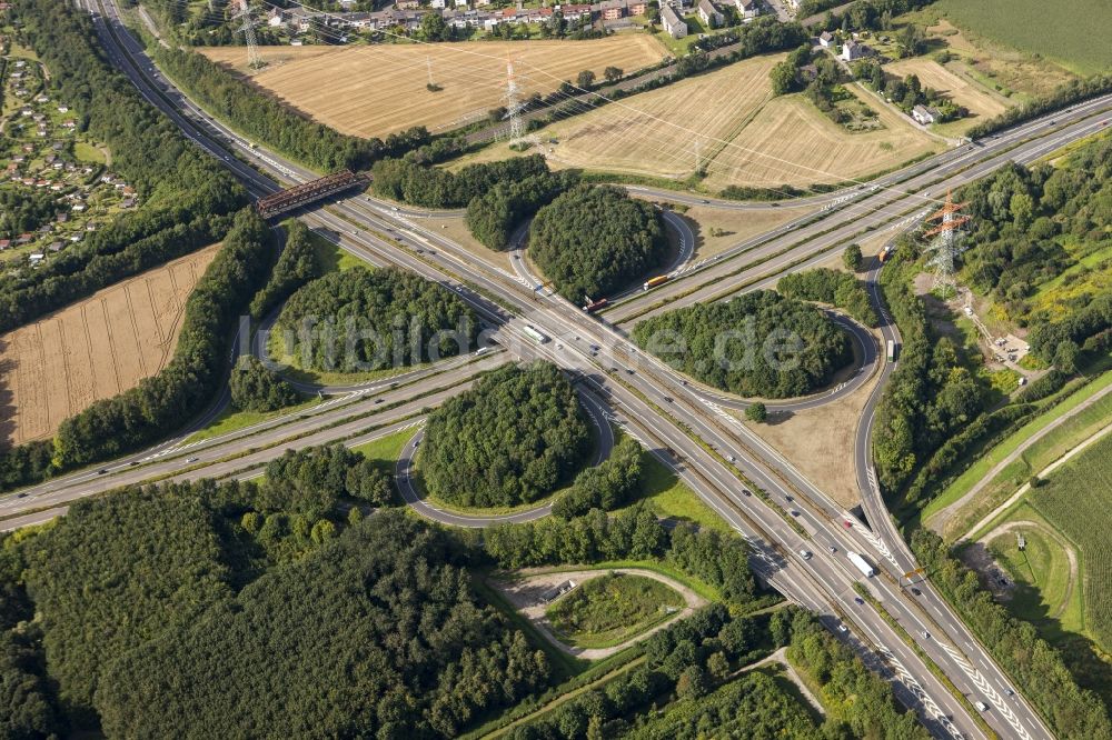 Luftbild Duisburg - Autobahnkreuz Dortmund Hafen der Bundes- Autobahn BAB A45 / E41 in Duisburg im Bundesland Nordrhein-Westfalen