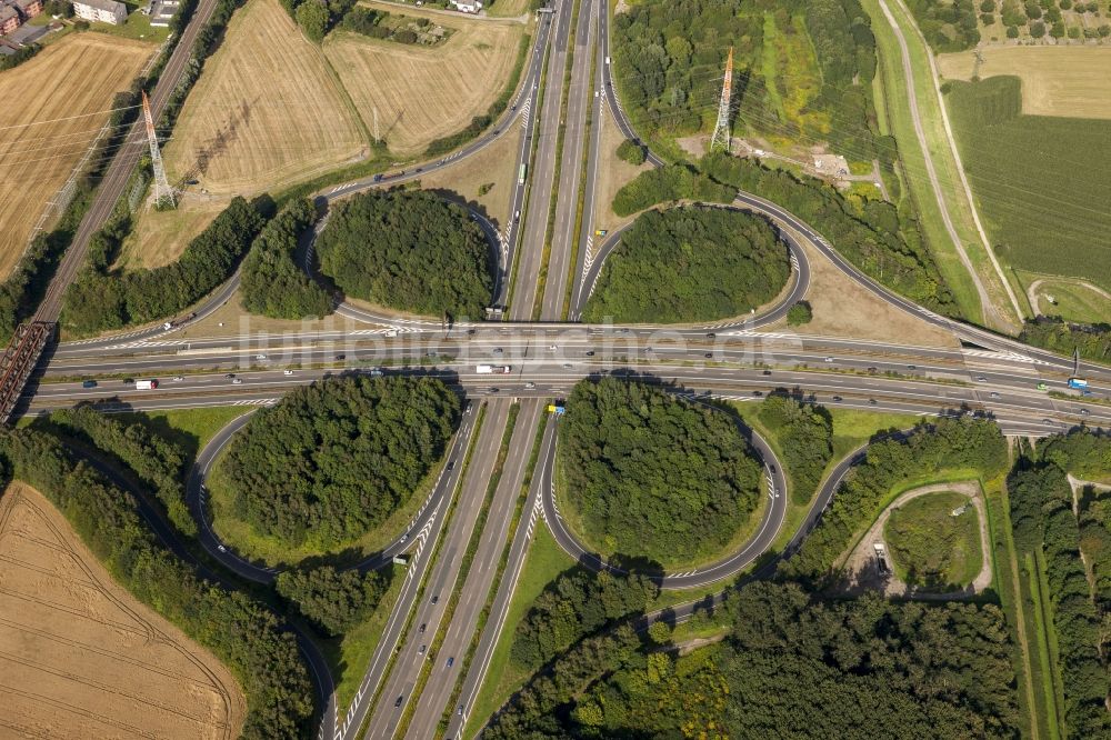 Duisburg von oben - Autobahnkreuz Dortmund Hafen der Bundes- Autobahn BAB A45 / E41 in Duisburg im Bundesland Nordrhein-Westfalen