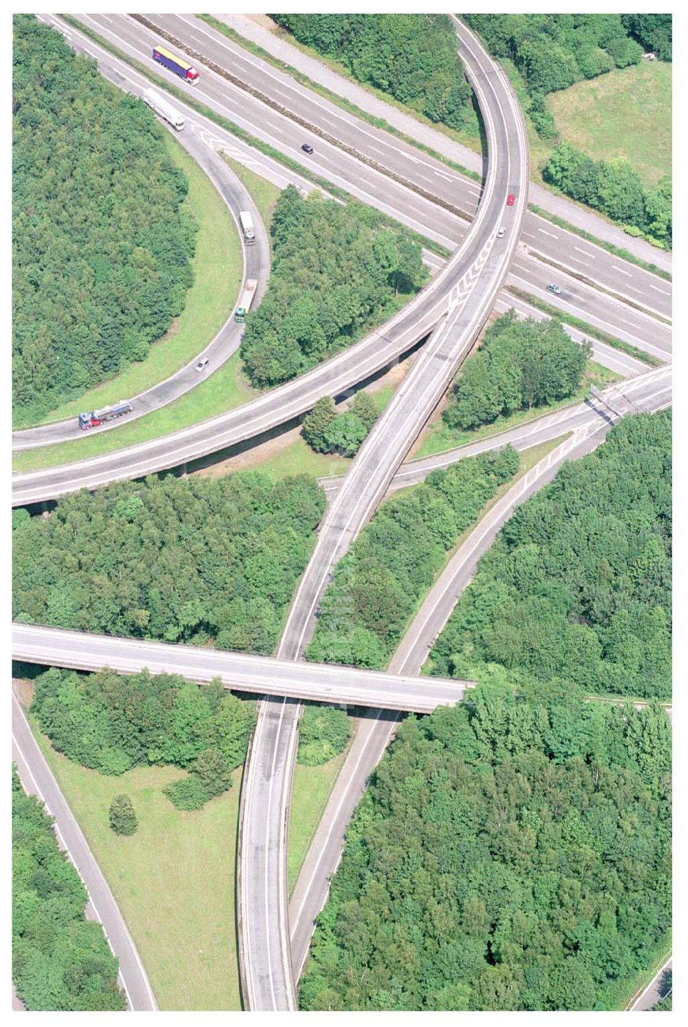 Duisburg von oben - Autobahnkreuz Duisberg-Kaiserberg