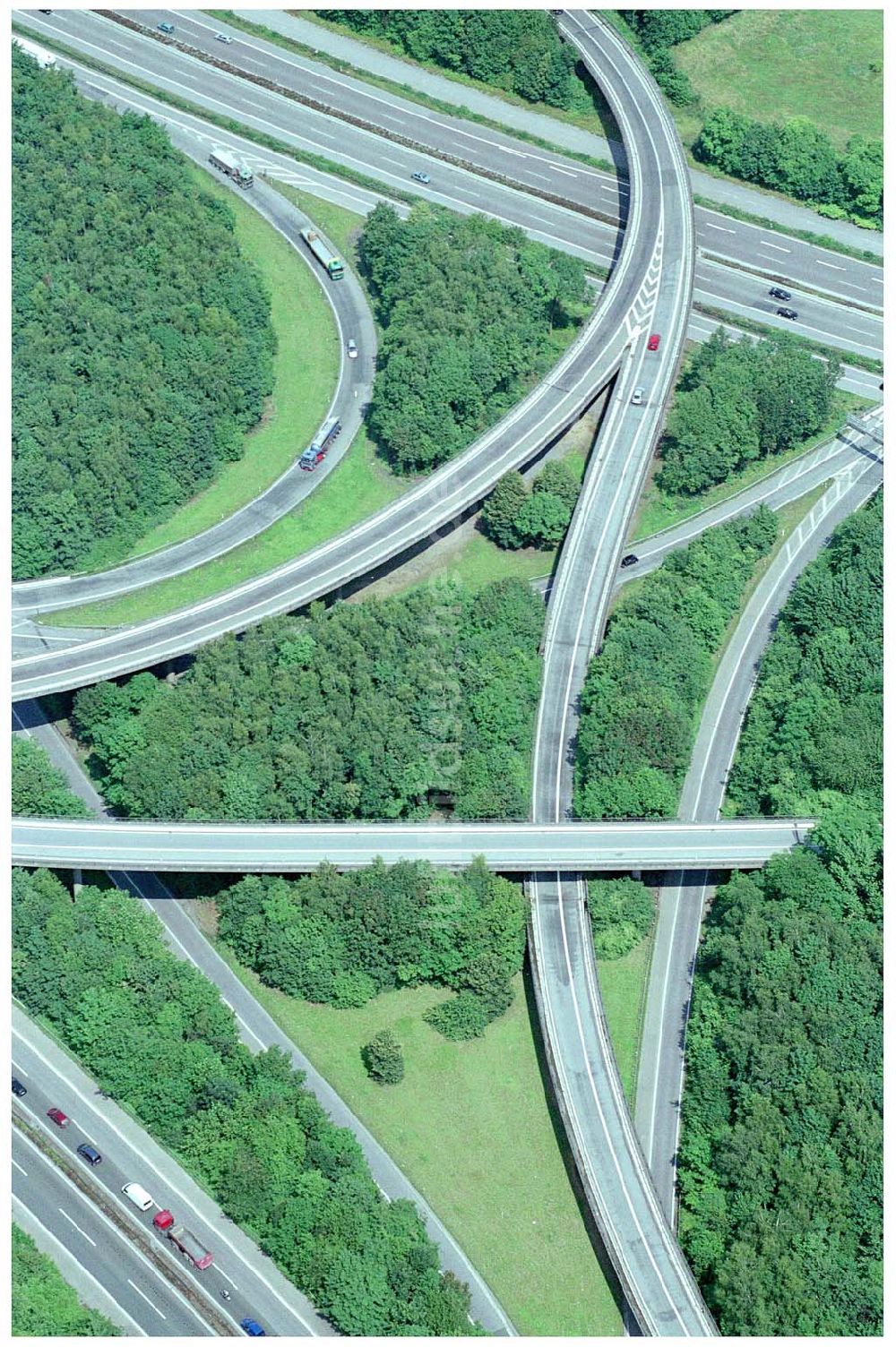 Duisburg aus der Vogelperspektive: Autobahnkreuz Duisberg-Kaiserberg