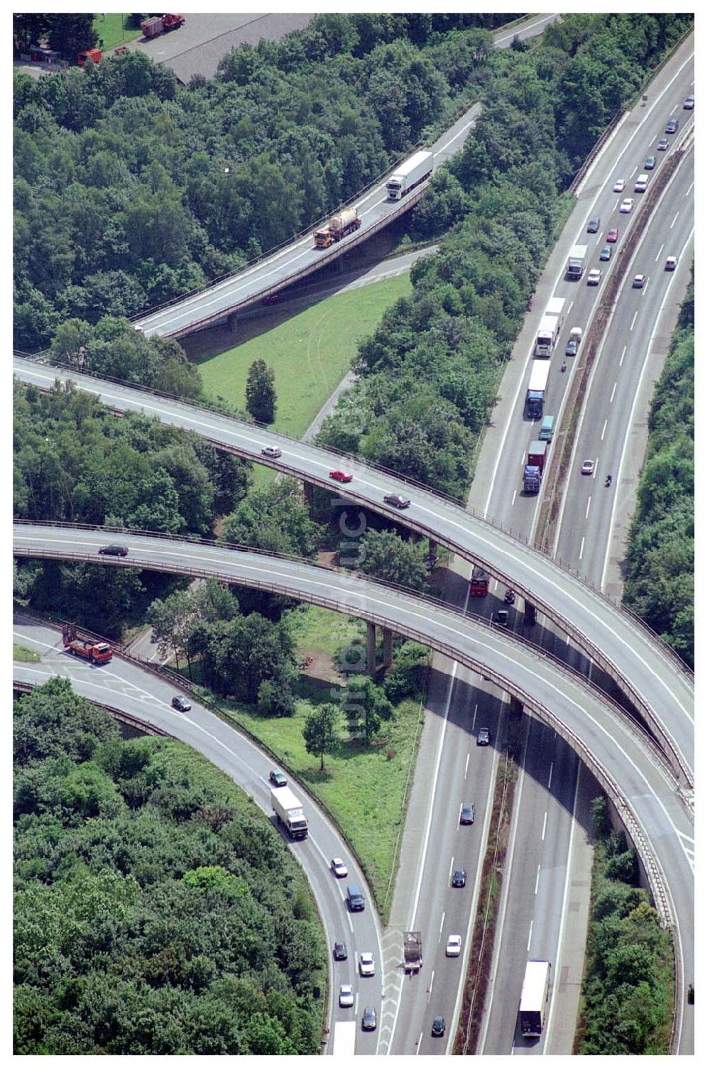 Duisburg aus der Vogelperspektive: Autobahnkreuz Duisberg-Kaiserberg