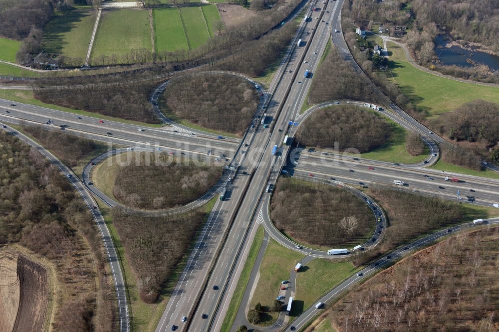 Hilden von oben - Autobahnkreuz Hilden an der BAB A 3 in Nordrhein-Westfalen