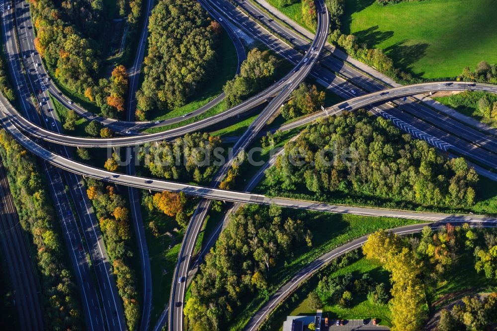 Duisburg von oben - Autobahnkreuz Kaiserberg der BAB A 3 und A4 bei Duisburg im Bundesland Nordrhein-Westfalen