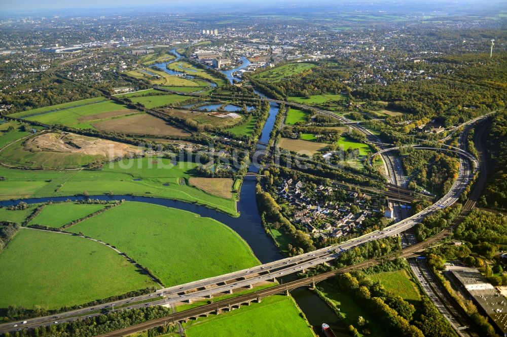 Duisburg von oben - Autobahnkreuz Kaiserberg in Duisburg im Bundesland Nordrhein-Westfalen