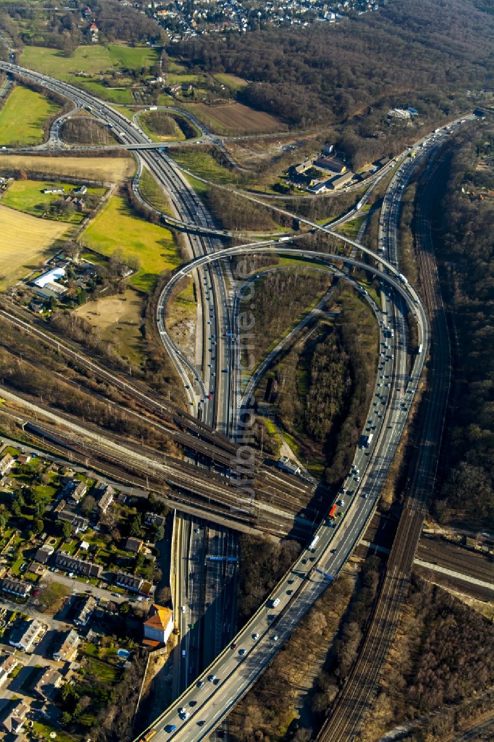 Duisburg von oben - Autobahnkreuz Kaiserberg in Duisburg im Bundesland Nordrhein-Westfalen