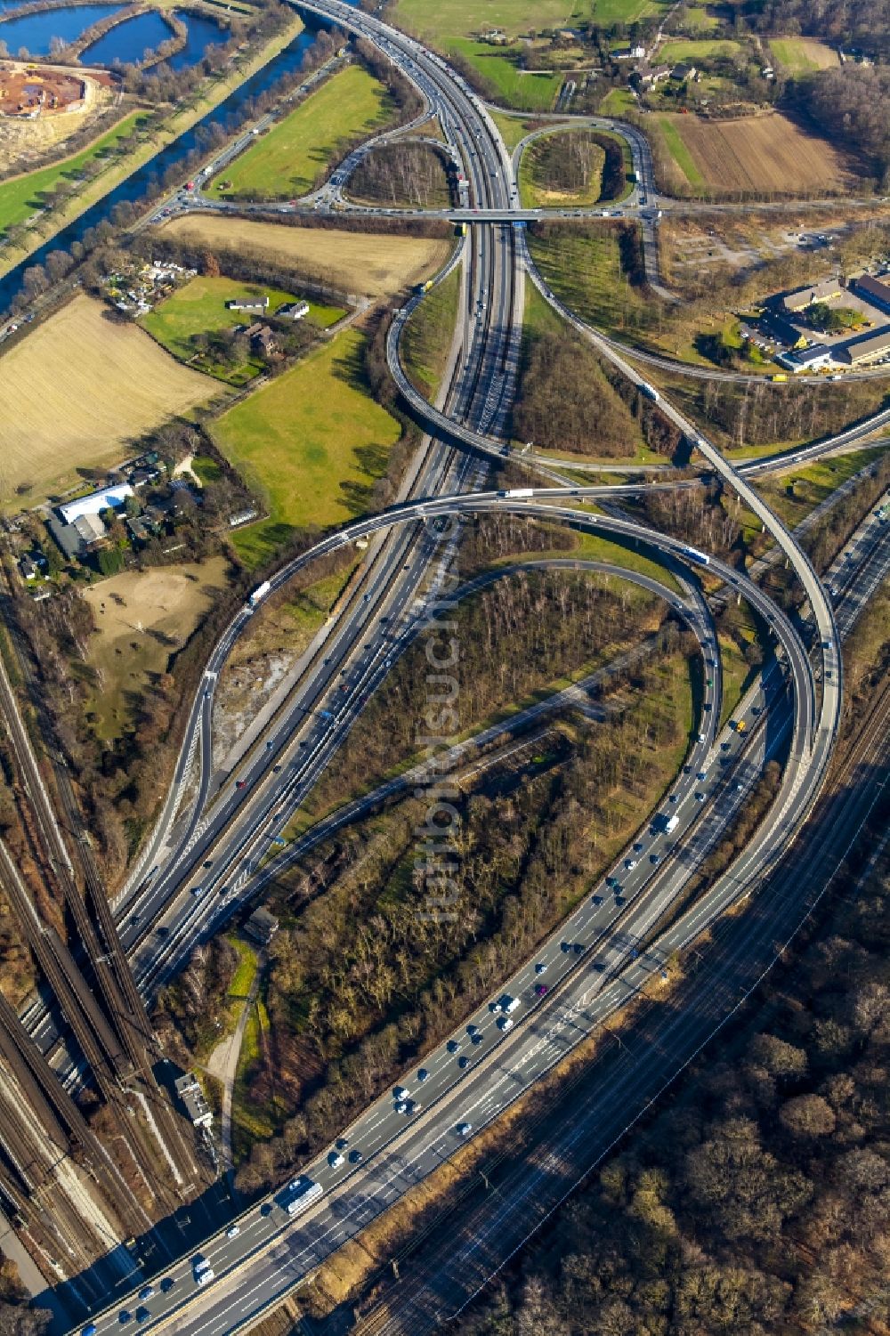 Duisburg aus der Vogelperspektive: Autobahnkreuz Kaiserberg in Duisburg im Bundesland Nordrhein-Westfalen