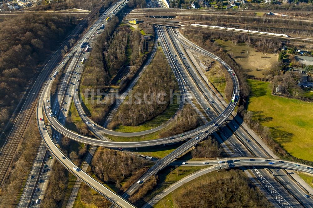 Luftbild Duisburg - Autobahnkreuz Kaiserberg in Duisburg im Bundesland Nordrhein-Westfalen