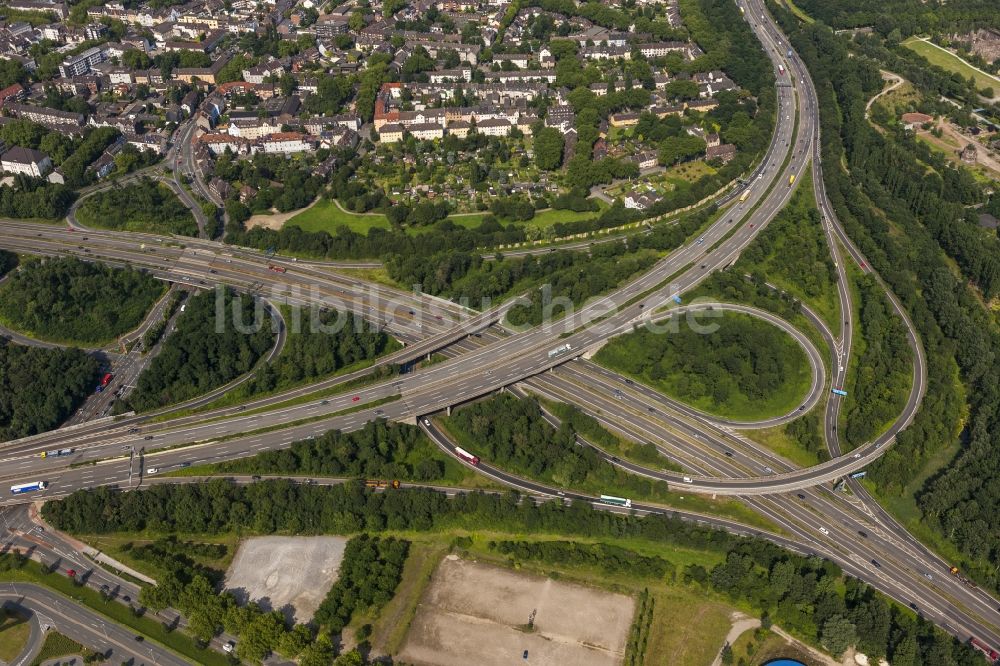 Duisburg aus der Vogelperspektive: Autobahnkreuz / Kreuz Duisburg-Nord der Bundes- Autobahn BAB A59 und A42 in Duisburg im Bundesland Nordrhein-Westfalen