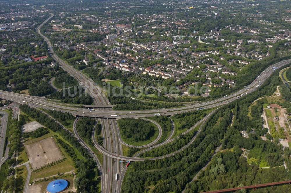 Luftaufnahme Duisburg - Autobahnkreuz / Kreuz Duisburg-Nord der Bundes- Autobahn BAB A59 und A42 in Duisburg im Bundesland Nordrhein-Westfalen