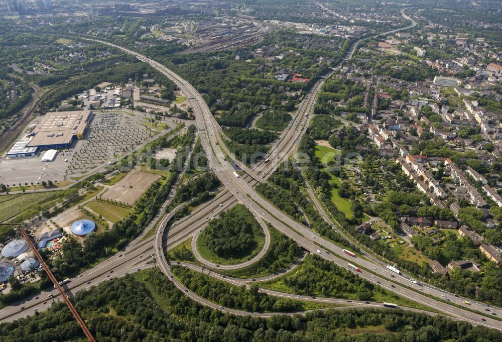 Duisburg von oben - Autobahnkreuz / Kreuz Duisburg-Nord der Bundes- Autobahn BAB A59 und A42 in Duisburg im Bundesland Nordrhein-Westfalen