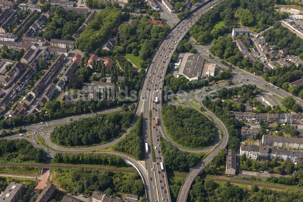 Duisburg von oben - Autobahnkreuz / Kreuz Duisburg-Nord der Bundes- Autobahn BAB A59 und A42 in Duisburg im Bundesland Nordrhein-Westfalen