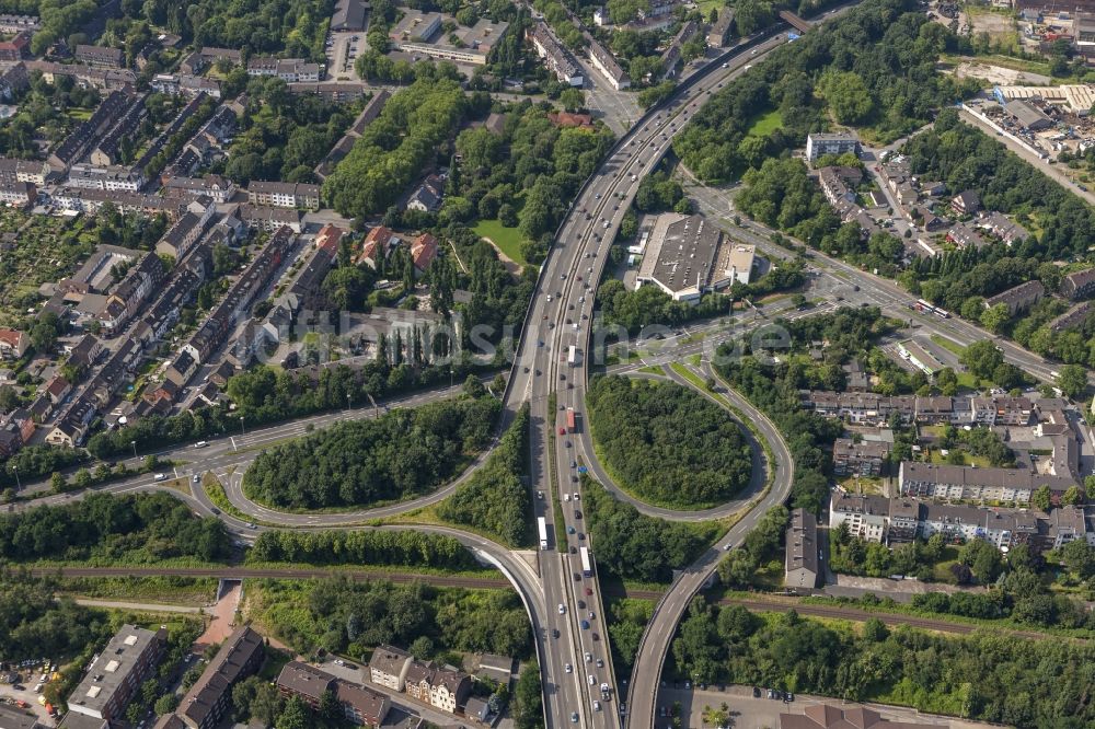 Duisburg aus der Vogelperspektive: Autobahnkreuz / Kreuz Duisburg-Nord der Bundes- Autobahn BAB A59 und A42 in Duisburg im Bundesland Nordrhein-Westfalen