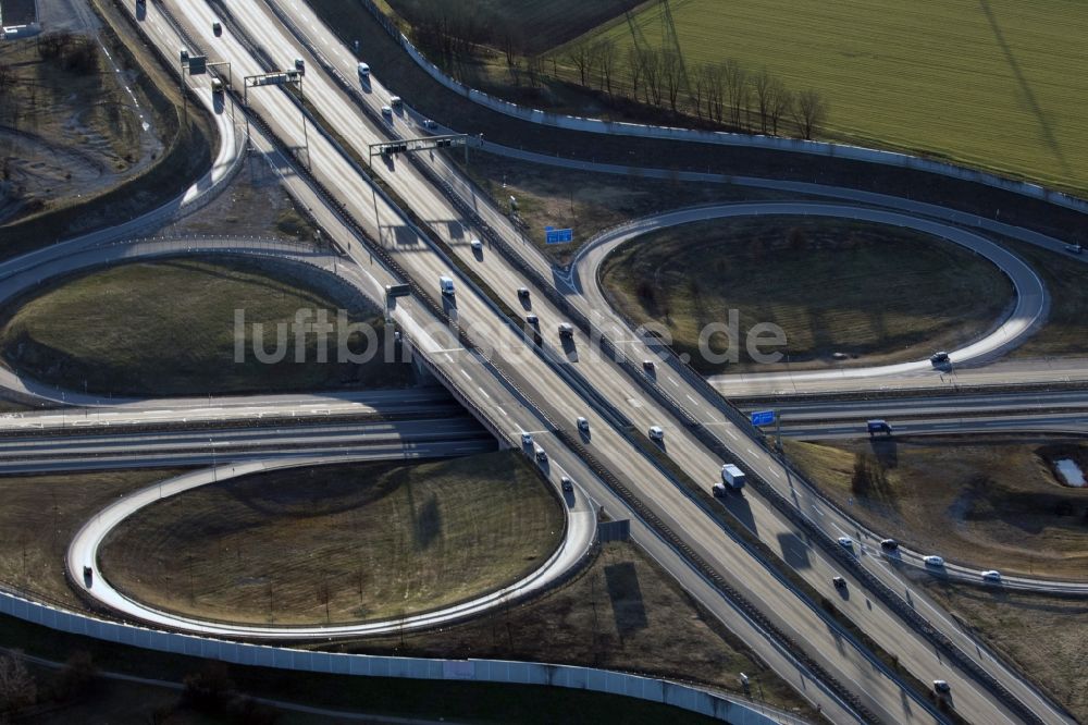 München aus der Vogelperspektive: Autobahnkreuz der München-West-Autobahn A8 und A99 in München im Bundesland Bayern