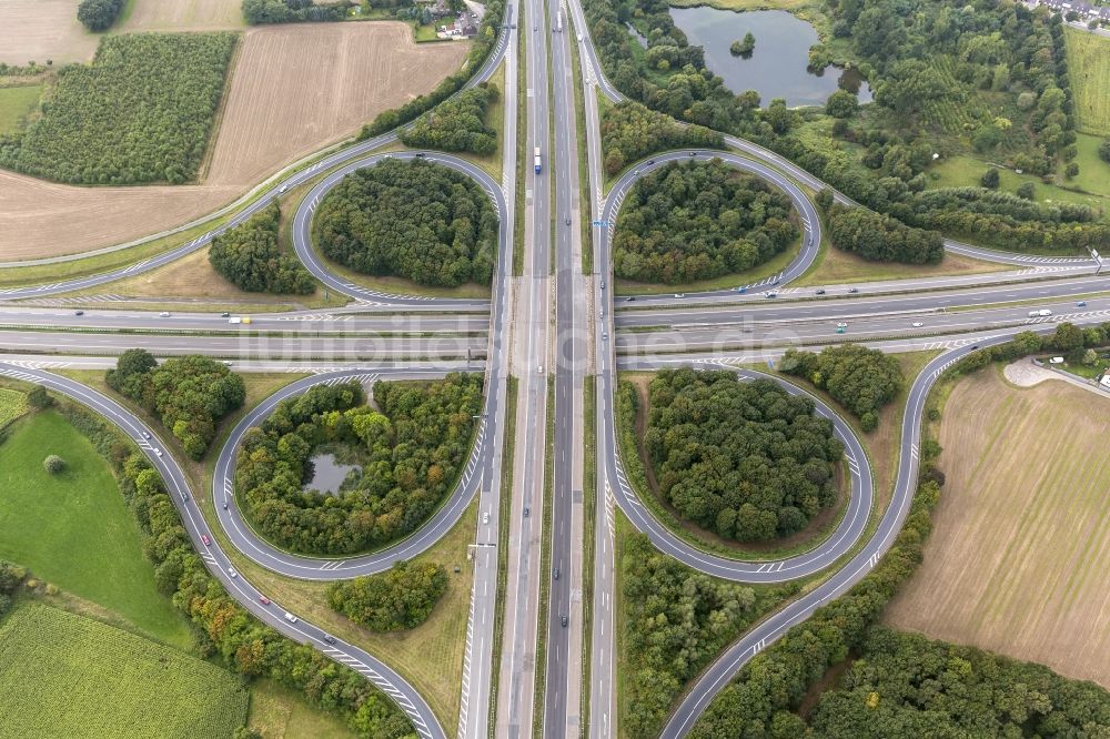 Luftaufnahme Moers - Autobahnkreuz Moers im Ruhrgebiet am Niederrhein in Nordrhein-Westfalen