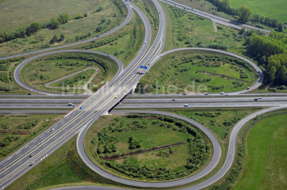 ORANIENBURG aus der Vogelperspektive: Autobahnkreuz Oranienburg (E 26 / A19 und A111 Berliner Ring) mit Einmündung der Ortsumfahrung Oranienburg B96