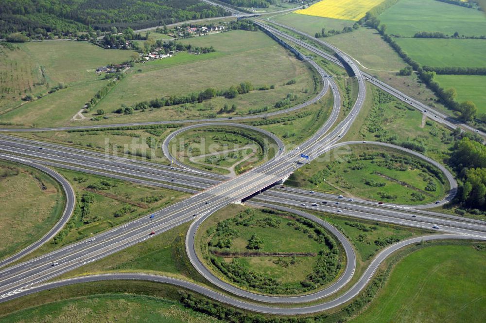 Luftbild ORANIENBURG - Autobahnkreuz Oranienburg (E 26 / A19 und A111 Berliner Ring) mit Einmündung der Ortsumfahrung Oranienburg B96