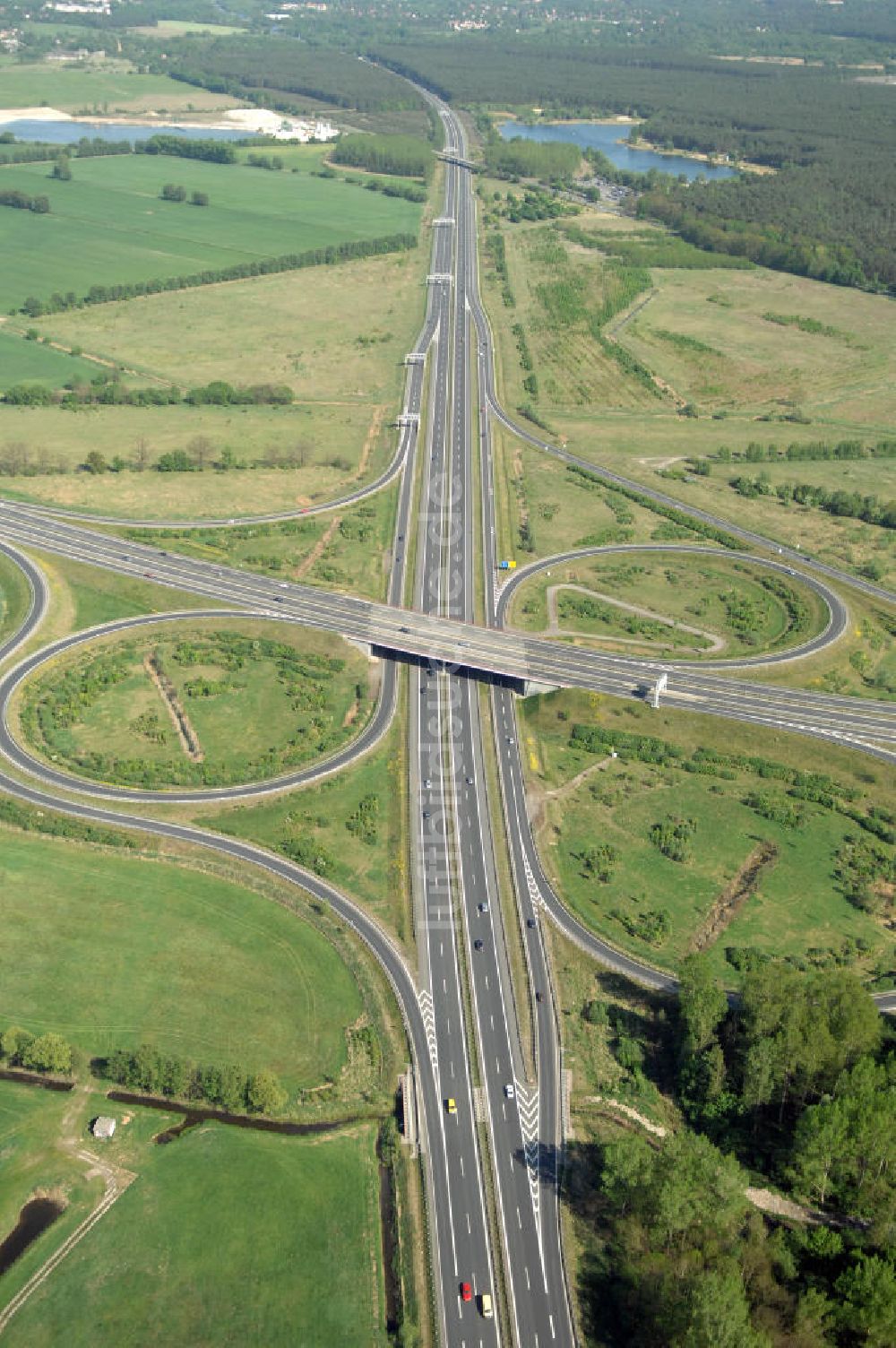 ORANIENBURG aus der Vogelperspektive: Autobahnkreuz Oranienburg (E 26 / A19 und A111 Berliner Ring) mit Einmündung der Ortsumfahrung Oranienburg B96