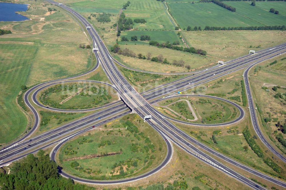 Luftaufnahme ORANIENBURG - Autobahnkreuz Oranienburg (E 26 / A19 und A111 Berliner Ring) mit Einmündung der Ortsumfahrung Oranienburg B96