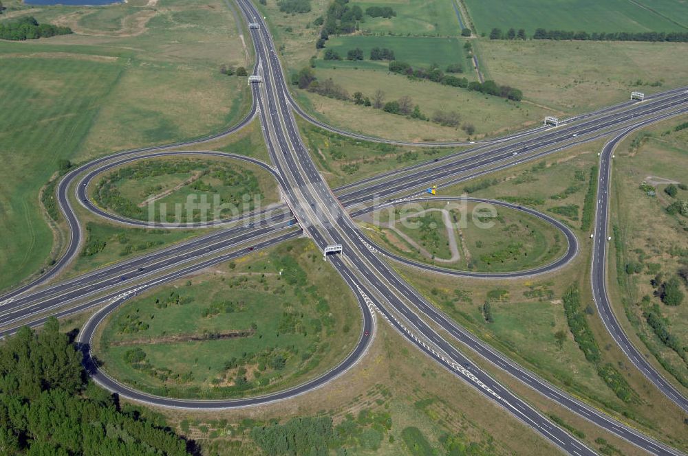 ORANIENBURG von oben - Autobahnkreuz Oranienburg (E 26 / A19 und A111 Berliner Ring) mit Einmündung der Ortsumfahrung Oranienburg B96