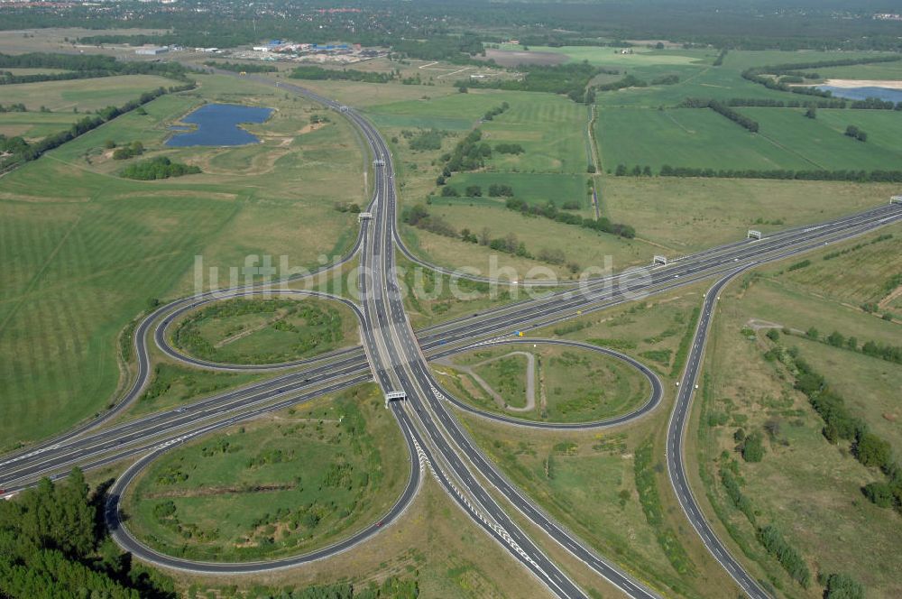 ORANIENBURG aus der Vogelperspektive: Autobahnkreuz Oranienburg (E 26 / A19 und A111 Berliner Ring) mit Einmündung der Ortsumfahrung Oranienburg B96