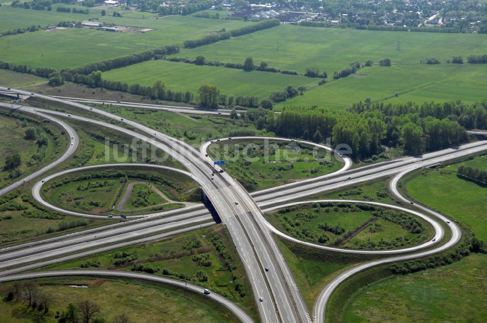 ORANIENBURG von oben - Autobahnkreuz Oranienburg (E 26 / A19 und A111 Berliner Ring) mit Einmündung der Ortsumfahrung Oranienburg B96