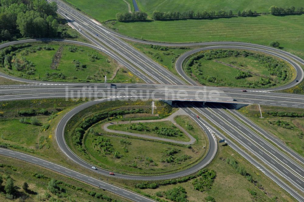 ORANIENBURG aus der Vogelperspektive: Autobahnkreuz Oranienburg (E 26 / A19 und A111 Berliner Ring) mit Einmündung der Ortsumfahrung Oranienburg B96