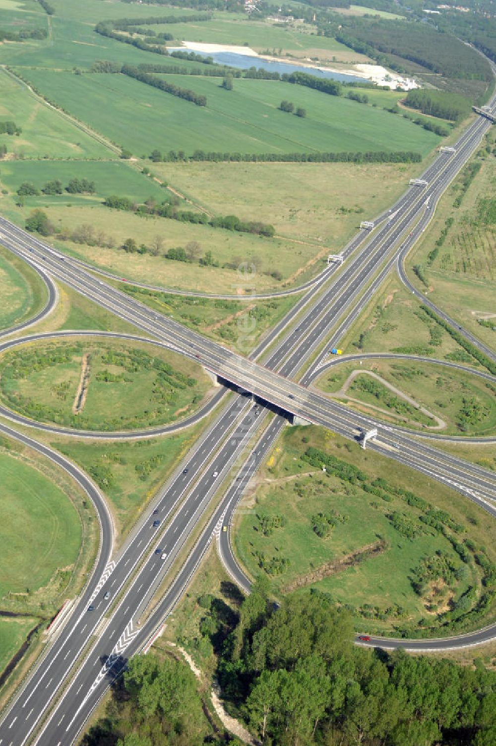 Luftaufnahme ORANIENBURG - Autobahnkreuz Oranienburg (E 26 / A19 und A111 Berliner Ring) mit Einmündung der Ortsumfahrung Oranienburg B96