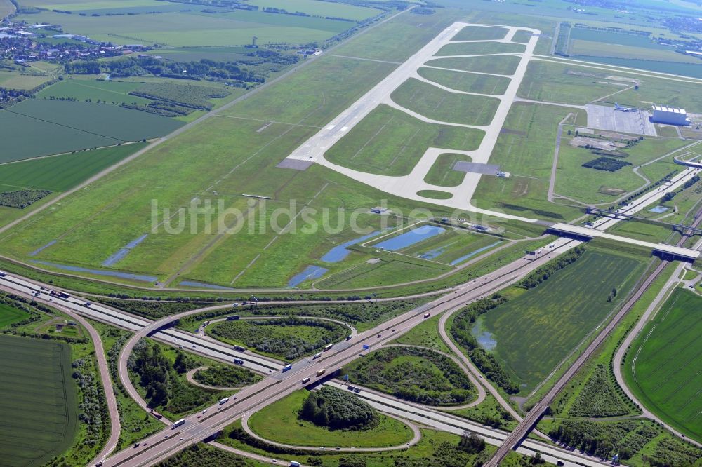 Schkeuditz von oben - Autobahnkreuz Schreuditzer Kreuz der Bundesautobahn BAB A 14 und A9 am Flughafen Schkeuditz im Bundesland Sachsen