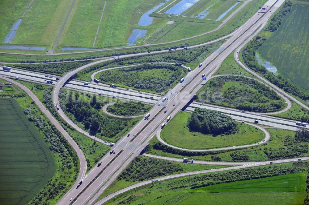 Schkeuditz aus der Vogelperspektive: Autobahnkreuz Schreuditzer Kreuz der Bundesautobahn BAB A 14 und A9 am Flughafen Schkeuditz im Bundesland Sachsen