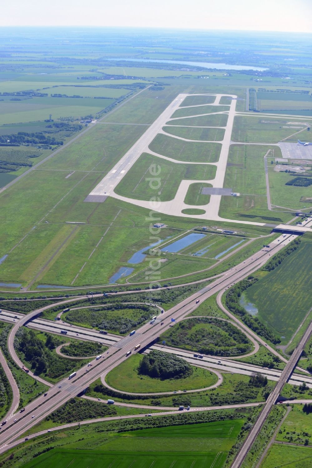 Luftbild Schkeuditz - Autobahnkreuz Schreuditzer Kreuz der Bundesautobahn BAB A 14 und A9 am Flughafen Schkeuditz im Bundesland Sachsen