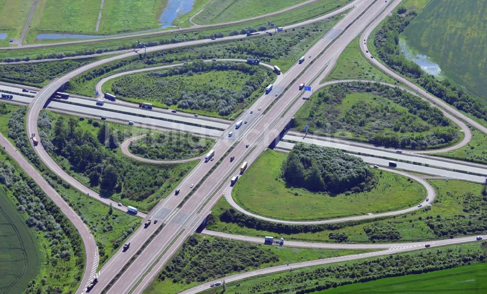 Luftaufnahme Schkeuditz - Autobahnkreuz Schreuditzer Kreuz der Bundesautobahn BAB A 14 und A9 am Flughafen Schkeuditz im Bundesland Sachsen