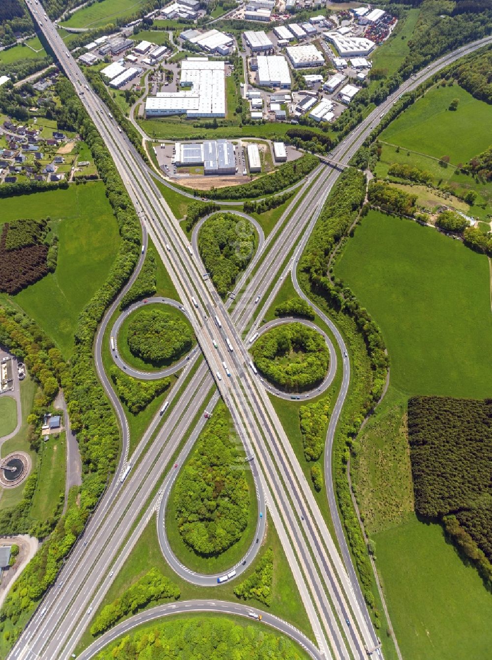 Wenden aus der Vogelperspektive: Autobahnkreuz der A 4 und A 45 in Wenden im Bundesland Nordrhein-Westfalen