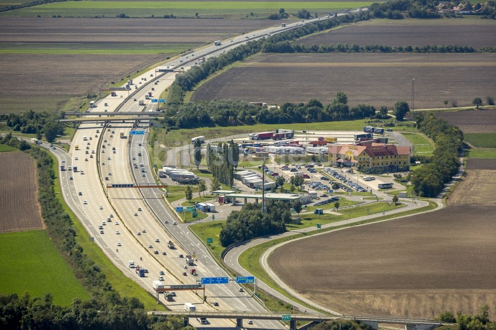 Guntramsdorf aus der Vogelperspektive: Autobahnraststätte in