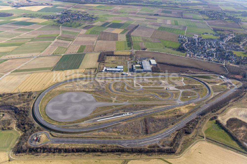 Baesweiler von oben - Autobahnrundkurs der Testsrecke des ATZ Automobiltestzentrum bei Baesweiler im Bundesland Nordrhein-Westfalen NRW