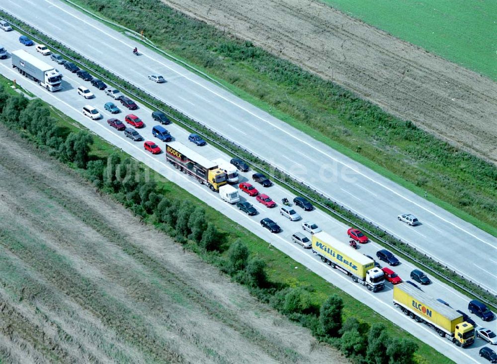 Luftbild Magdeburg - 16.08.2002 Autobahnstau kurz vor dem Magdeburger Kreuz