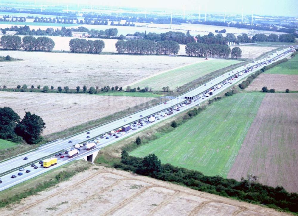 Luftaufnahme Magdeburg - 16.08.2002 Autobahnstau kurz vor dem Magdeburger Kreuz