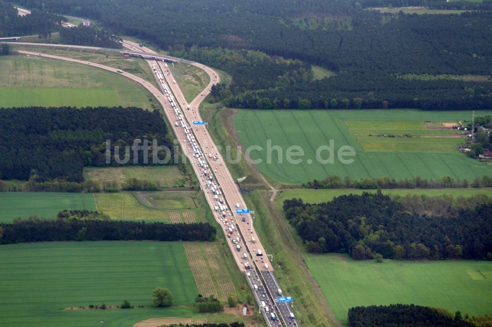 Nuthetal aus der Vogelperspektive: Autobahnstau in Nuthetal im Bundesland Brandenburg