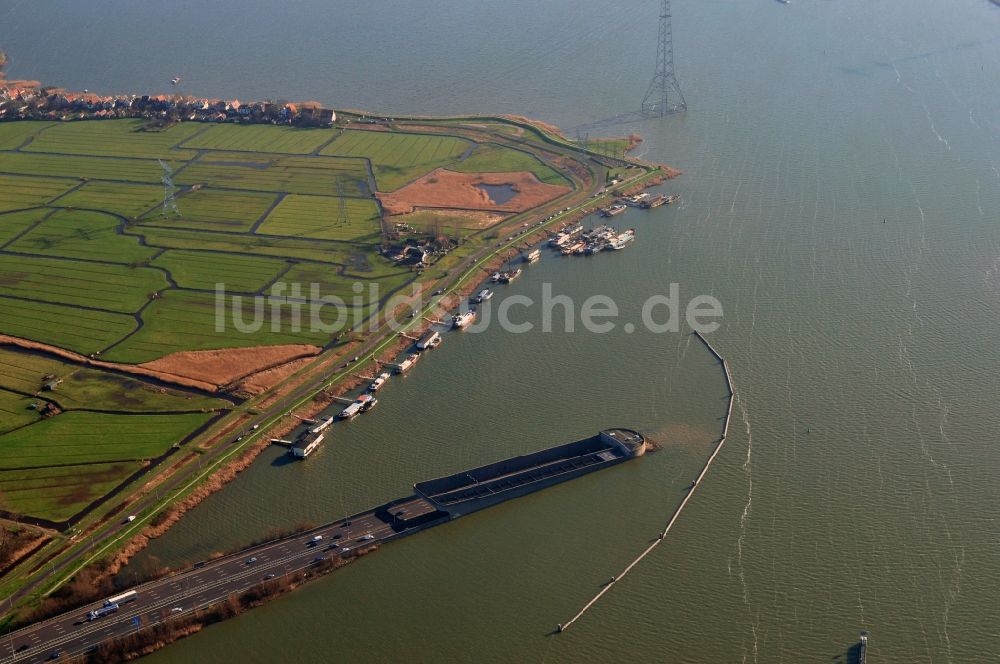 Amsterdam von oben - Autobahntunnel der A10 - E35 am Ringweg Oost in Amsterdam Niederlande