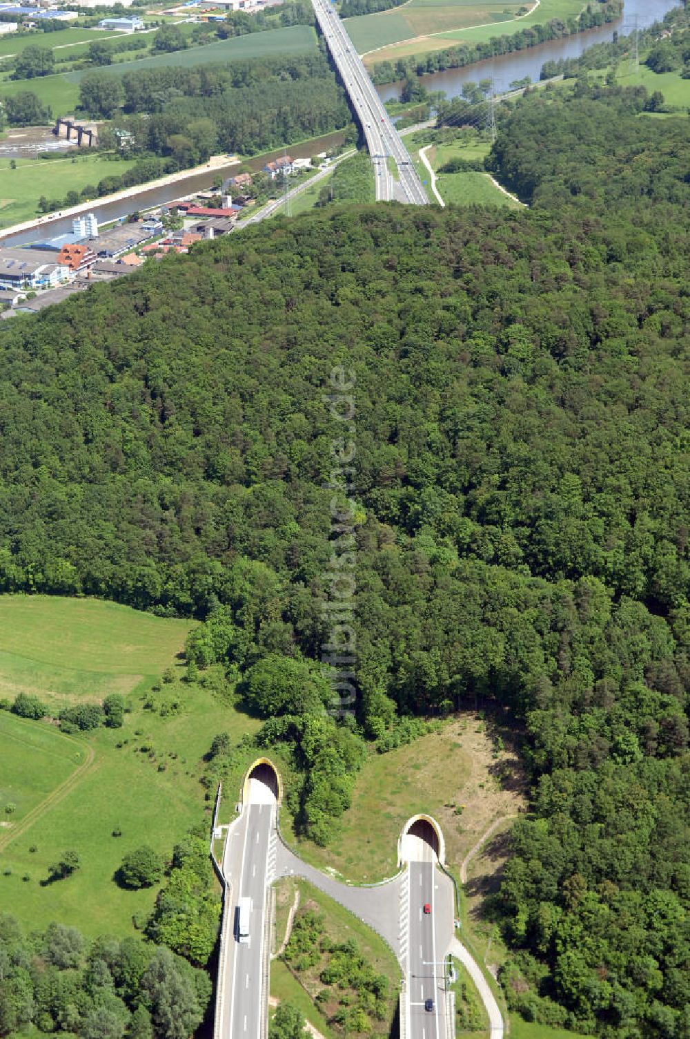 Limbach aus der Vogelperspektive: Autobahntunnel Schwarzer Berg der BAB Bundesautobahn A70 / E48 bei Eltmann/Limbach